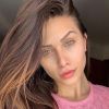 A atriz e influencer Flávia Pavanelli dispensou a maquiagem em selfie postada no Instagram