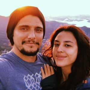 Yanna Lavigne curtiu uma aventura romântica na Pedra Bonita com o marido, Bruno Gissoni, sem maquiagem