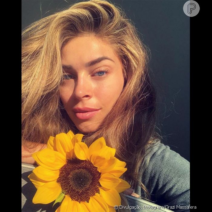  Grazi Massafera exibiu sua beleza natural em uma selfie com um girassol 