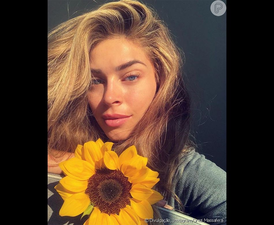  Grazi Massafera exibiu sua beleza natural em uma selfie com um girassol 