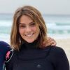 Isabella Santoni curtiu um dia de surfe sem se preocupar com make