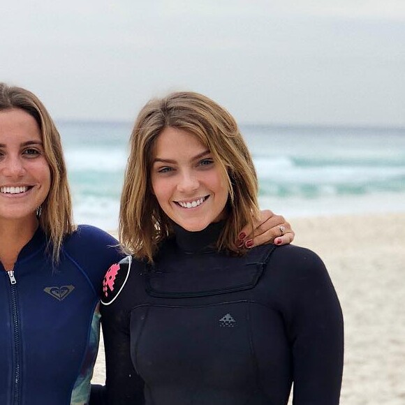 Isabella Santoni curtiu um dia de surfe sem se preocupar com make