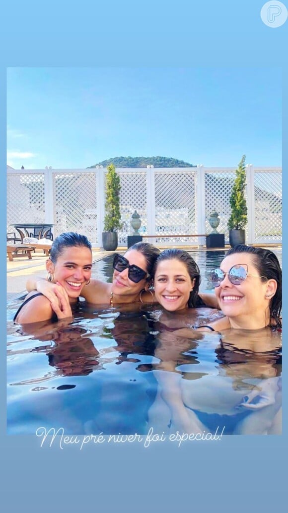 Bruna Marquezine curtiu piscina de hotel no Rio com amigas famosas
