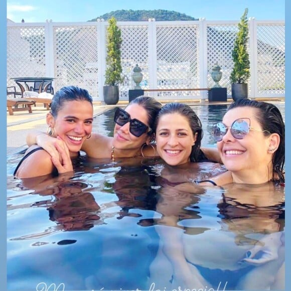 Bruna Marquezine curtiu piscina de hotel no Rio com amigas famosas