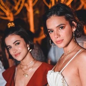 Bruna Marquezine, Manu Gavassi e mais amigas fazem festa em piscina como mostraram registros postados por Mica Rocha neste domingo, dia 13 de janeiro de 2019