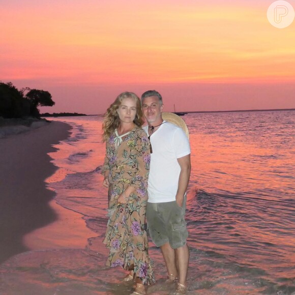 Angélica e Luciano Huck posam em cenário paradisíaco em Moçambique