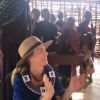 Angélica se diverte com crianças da Tanzânia