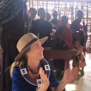 Angélica se diverte com crianças da Tanzânia