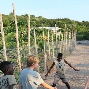 Luciano Huck presenteou as crianças da África com bola de futebol