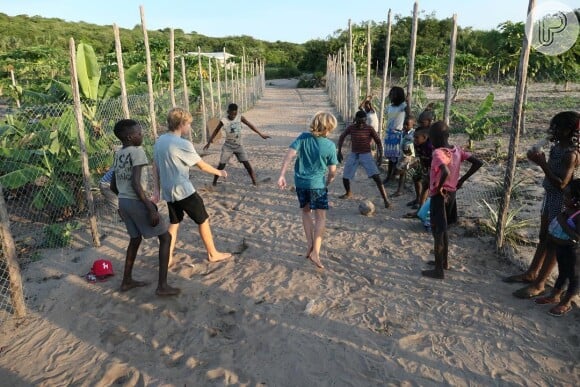 Luciano Huck presenteou as crianças da África com bola de futebol