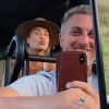 Olha a selfie! Luciano Huck faz registro fofo com Angélica durante safári
