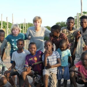 Luciano Huck posta foto dos filhos praticando futebol com as crianças da África