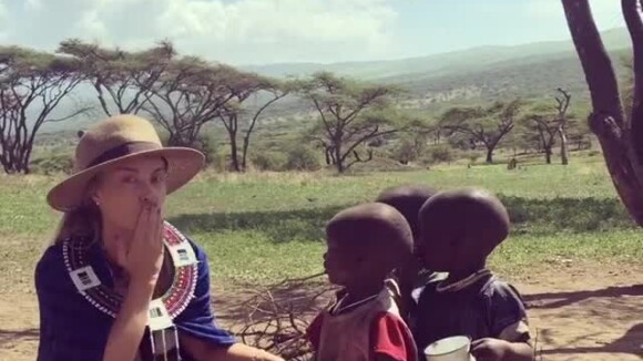 Angélica ensina crianças da Tanzânia a mandarem beijo pra câmera