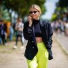 Neon: Caroline Daur apostou em blazer + cropped + calça neon