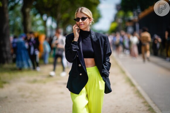 Neon: Caroline Daur apostou em blazer + cropped + calça neon
