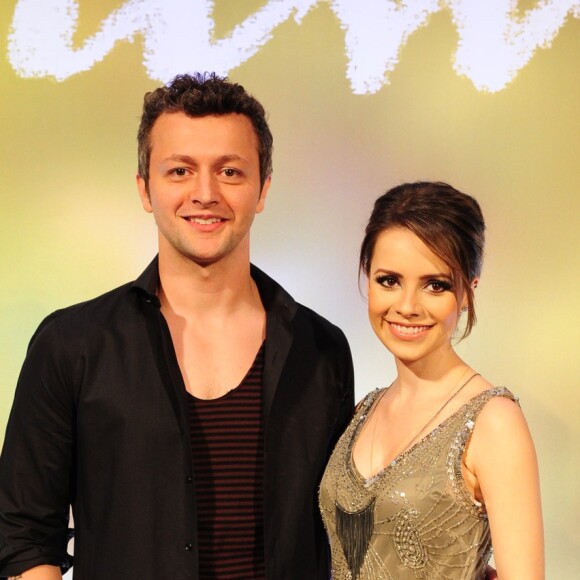 Sandy recordou ter se ajoelhado e dado flor para pedir Lucas Lima em namoro