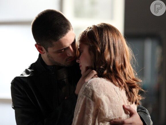 Maria Isis (Marina Ruy Barbosa) e João Lucas (Daniel Rocha) após a discussão acabam se beijando, na novela 'Império'