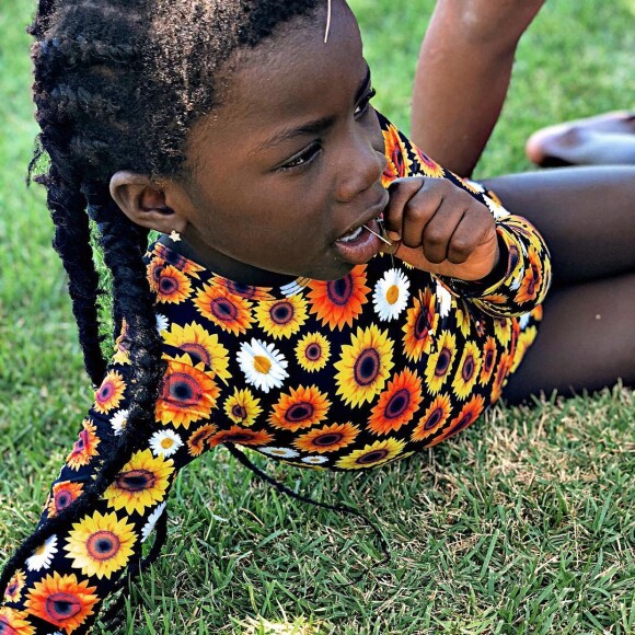 Giovanna Ewbank publica foto da filha com maiô estampado de girassol