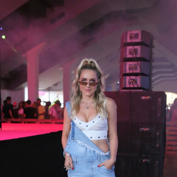 Anitta faz show com presença de Monique Alfradique