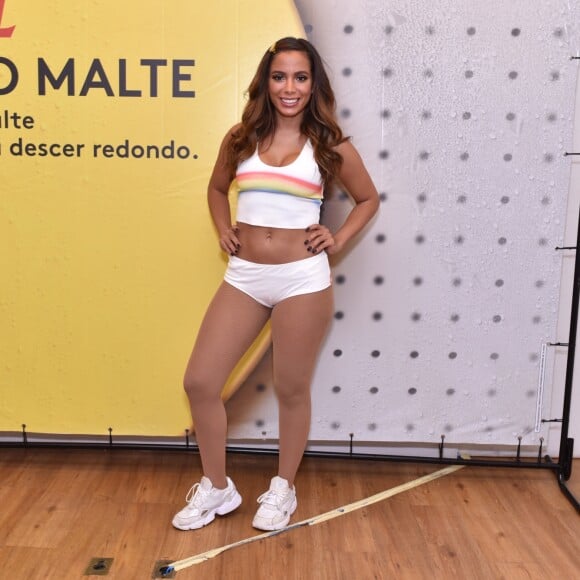 Anitta exibe boa forma em ensaio do Bloco das Poderosas