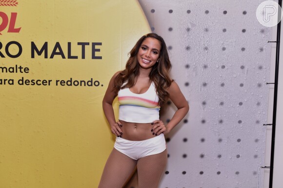 Anitta faz show no Rio de Janeiro com a presença de famosos