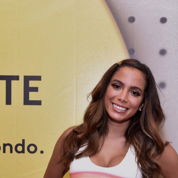Anitta faz show no Rio de Janeiro com a presença de famosos