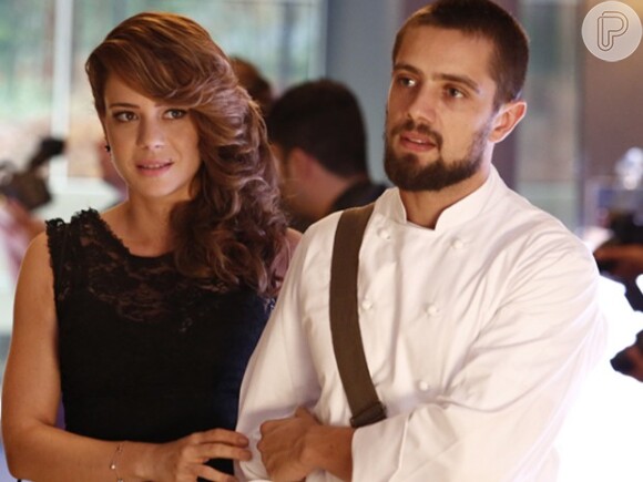 Vicente (Rafael Cardoso) convence Cristina (Leandra Leal) a ir com ele na festa da joalheria, em 'Império'