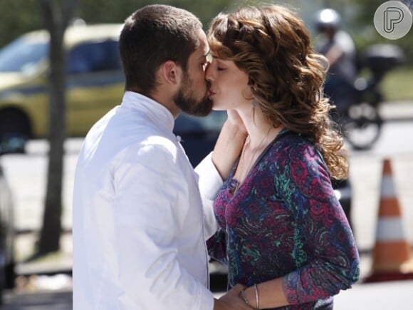 Vicente (Rafael Cardoso) e Cristina (Leandra Leal) se beijam em 'Império'