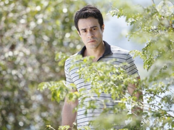 Fernando (Erom Cordeiro) fica transtornado ao ver Cristina (Leandra Leal) com Vicente (Rafael Cardoso) em 'Império'