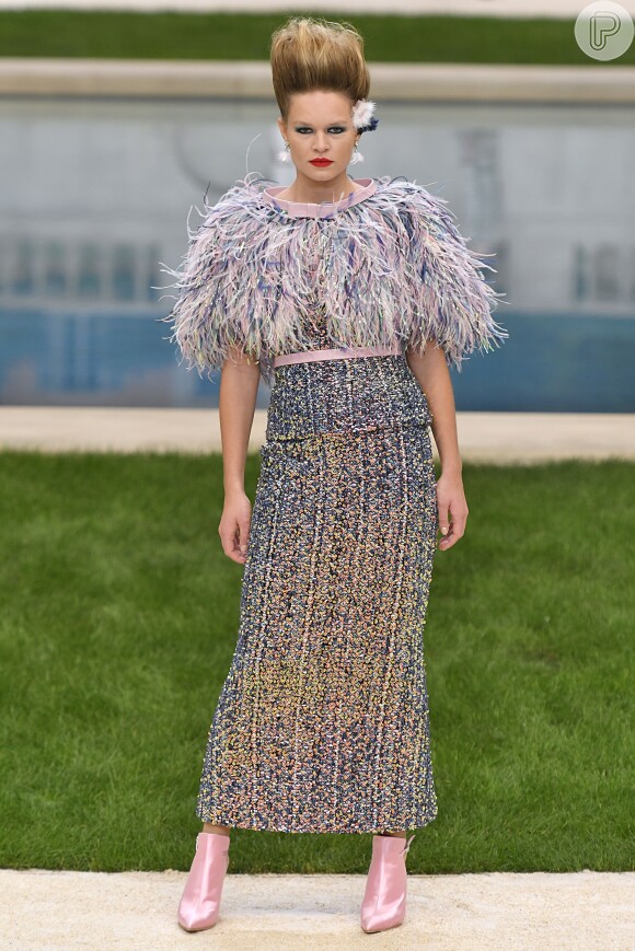 Desfile Chanel Alta-Costura Primavera/Verão 2019 na Paris Fashion Week: plumas e brilho