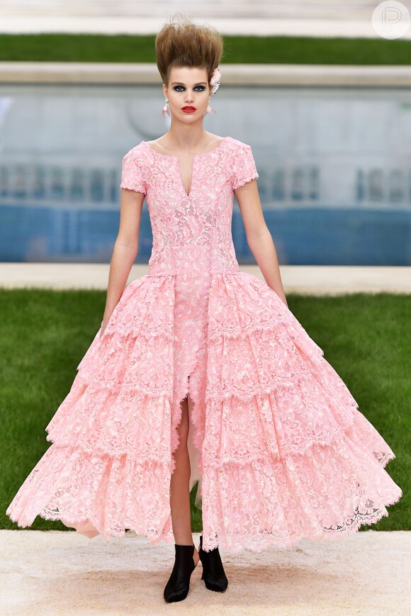 Desfile Chanel Alta-Costura Primavera/Verão 2019 na Paris Fashion Week: babados e renda