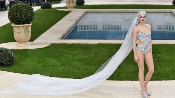 Chanel promove um desfile à beira da piscina na Paris Fashion Week