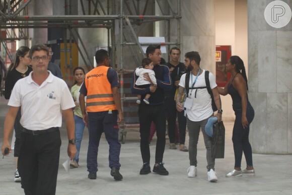 Wesley Safadão foi abordado por fã ao embarcar com o filho, Dom, de 4 meses, em aeroporto do Rio