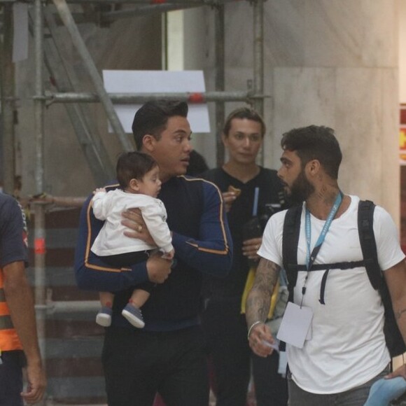 Wesley Safadão foi abordado por fã ao embarcar com o filho, Dom, de 4 meses, em aeroporto do Rio