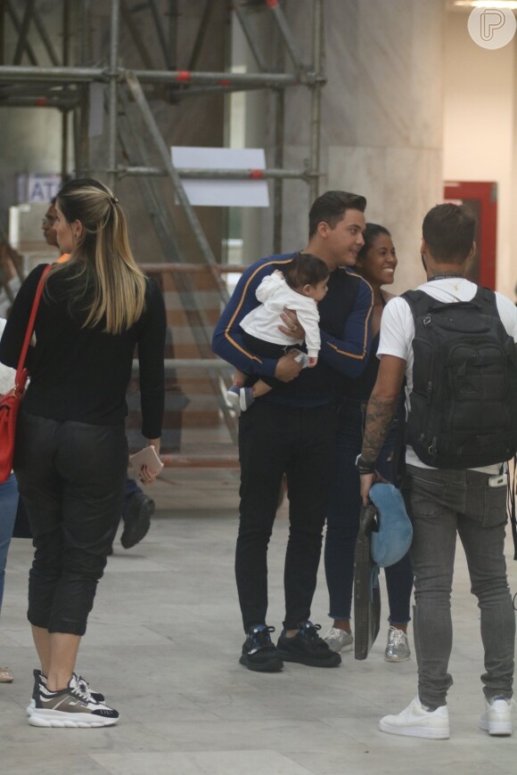 Wesley Safadão e a mulher, Thyane Dantas, embarcaram com o filho, Dom, de 4 meses, no aeroporto Santos Dumont, nesta quarta-feira, 23 de janeiro de 2019