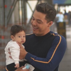 Filho de Wesley Safadão e Thyane Dantas, Dom, de 4 meses, esbanjou fofura ao embarcar com os pais no Rio