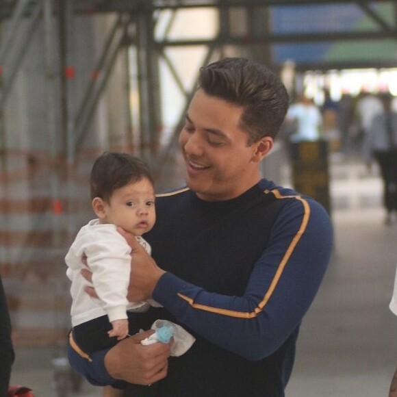 Filho de Wesley Safadão e Thyane Dantas, Dom, de 4 meses, esbanjou fofura ao embarcar com os pais no Rio
