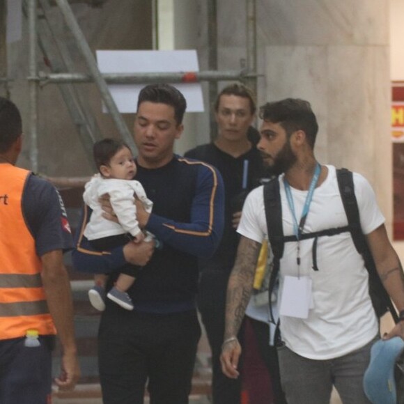 Wesley Safadão e a mulher, Thyane Dantas, foram clicados com o filho, Dom, de 4 meses, nesta quarta-feira, 23 de janeiro de 2019