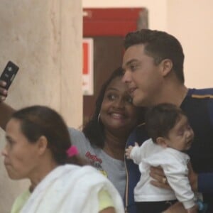 Wesley Safadão fez a tradicional selfie com fã ao cruzar o aeroporto Santos Dumont, no Rio de Janeiro