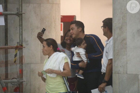 Wesley Safadão fez a tradicional selfie com fã ao cruzar o aeroporto Santos Dumont, no Rio de Janeiro