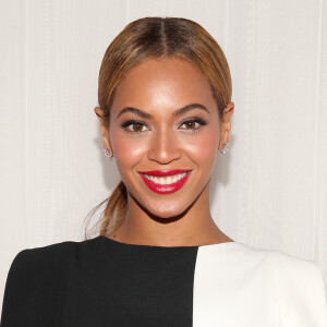 Beyoncé conquistou mais de 3 milhões de likes na foto em que comparou uma foto sua na infância com a filha mais velha, Blue Ivy