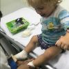 Maíra Charken compartilhou fotos dos pés do menino sendo enfaixados por um médico e explicou que o acidente aconteceu durante uma brincadeira