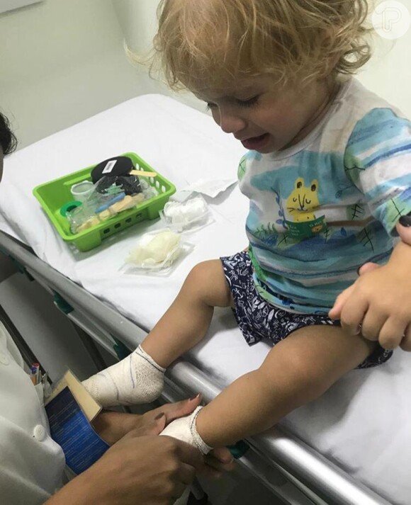 Maíra Charken compartilhou fotos dos pés do menino sendo enfaixados por um médico e explicou que o acidente aconteceu durante uma brincadeira