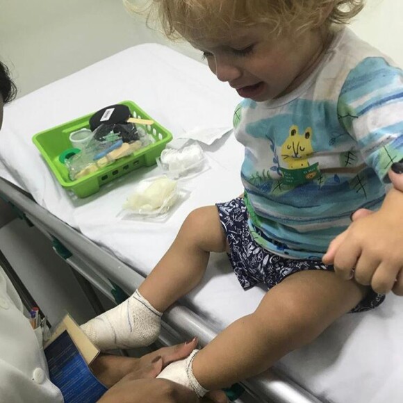 Maíra Charken compartilhou fotos dos pés do menino sendo enfaixados por um médico e explicou que o acidente aconteceu durante uma brincadeira