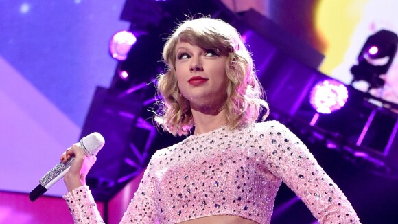 Taylor Swift se apresenta de barriga de fora em festival de música em Las Vegas