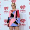 Iggy Azalea usou um vestido colorido no festival de Las Vegas 'HeartRadio', nos Estados Unidos