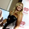 Hilary Duff também se apresentou no festival de Las Vegas 'HeartRadio', nos Estados Unidos, e ousou com um vestido recortado