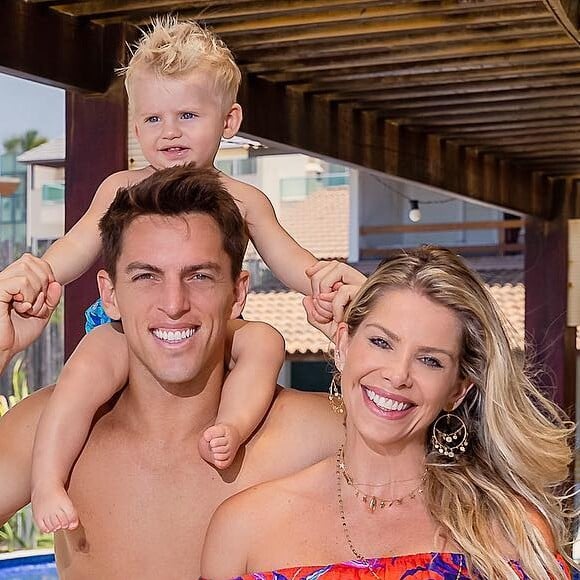 Karina Bacchi, segundo informações, cobra até R$ 20 mil para fazer um post no Instagram com o filho, Enrico