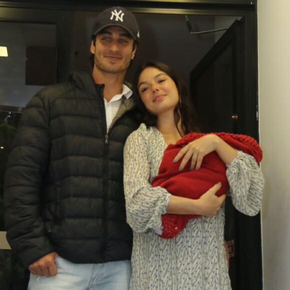 Isis Valverde e André Resende embarcaram com Rael para São Paulo na última semana