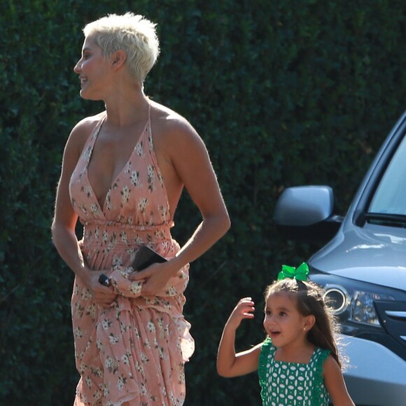 Maria Flor, filha de Deborah Secco, também apareceu com um macacão verde